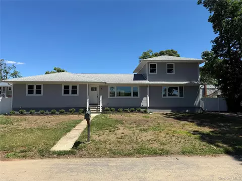 751 Centerwood St, West Babylon, NY 11704