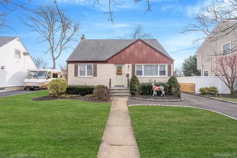 204 Maeder Ave, Merrick, NY 11566