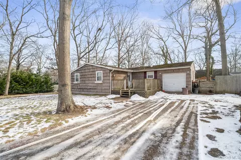 4 Laurel Ln, Shirley, NY 11967