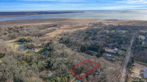 3 Bond Ln, Brookhaven, NY 11719