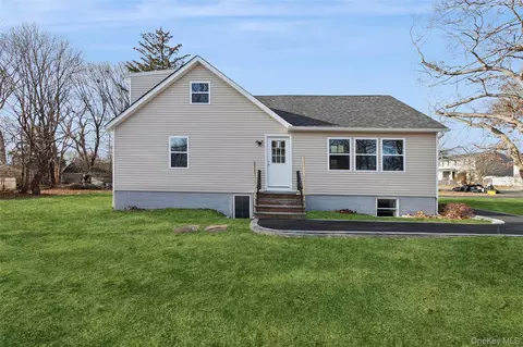 232 Berkshire Dr, Farmingville, NY 11738