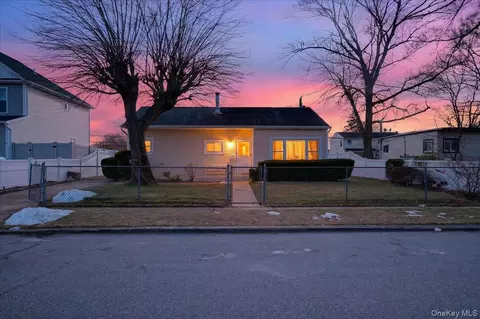 21 Somerset Rd N, Amityville, NY 11701