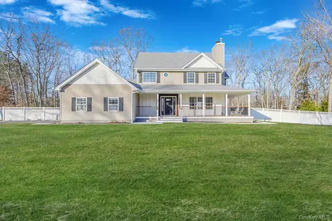 7 Sander Ct, Middle Island, NY 11953