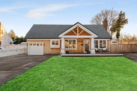 60 Pickwick Ln, North Babylon, NY 11703