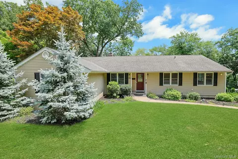 42 Briarwood Dr, Clarkstown, NY 10956