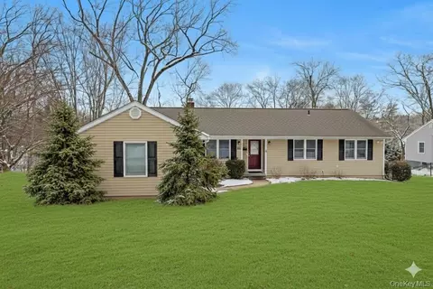 42 Briarwood Dr, Clarkstown, NY 10956