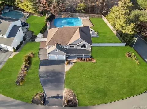 1 Crystal Ct, Smithtown, NY 11787