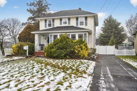 9 Garden Pl, Bay Shore, NY 11706