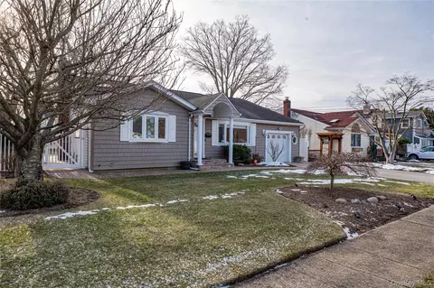 12 Ida Ln, North Babylon, NY 11703