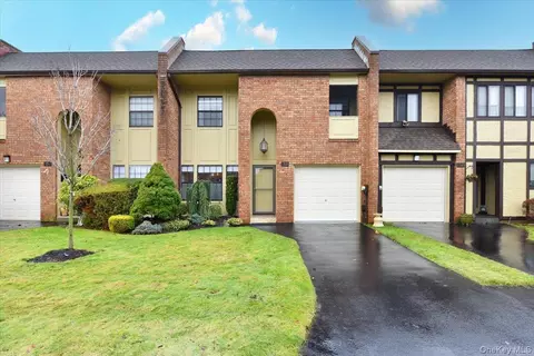 10 Southgate Cir, Massapequa Park, NY 11762