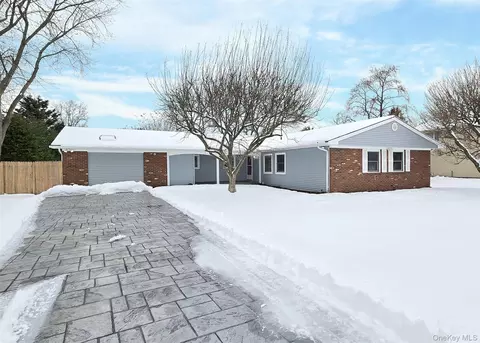 35 Segatogue Ln, Centereach, NY 11720