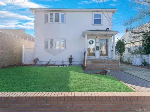 34-32 205th St, New York, NY 11361