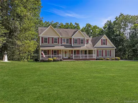 28 Madison Ct, Wallkill, NY 12589