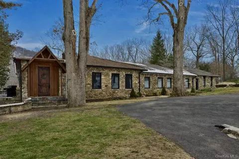 21 Bird Hill Rd, Tomkins Cove, NY 10986