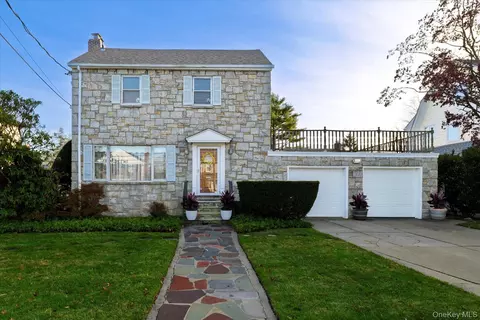 360 Raymond St, Rockville Centre, NY 11570