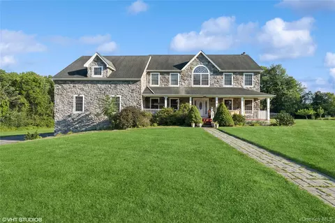 10 Willys Ct, Rock Tavern, NY 12575