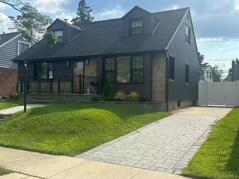 63 Pembrook Dr, North Hempstead, NY 11501