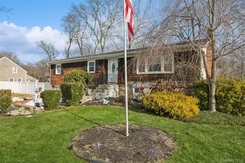 49 Admiral St, Port Jefferson Station, NY 11776