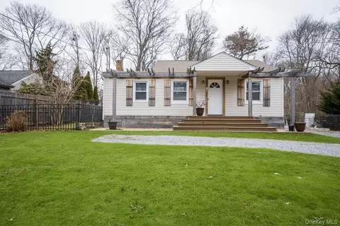 27 Cynthia Ln, Center Moriches, NY 11934