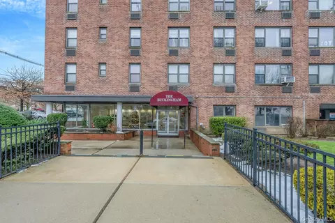 124 Smith St #3F, Freeport, NY 11520