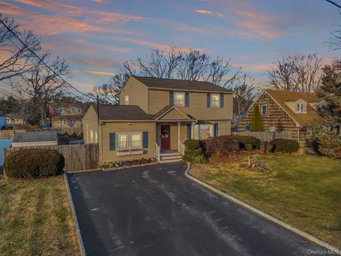 39 Appel Dr E, Shirley, NY 11967