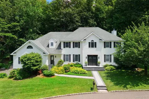 50 Davis Ln, North Hempstead, NY 11576