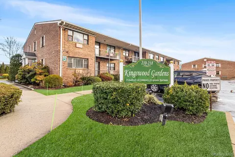 210 Fulton St #1A, Farmingdale, NY 11735