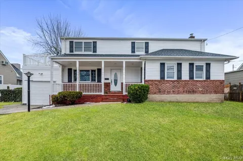 571 Center Dyre Ave, West Islip, NY 11795