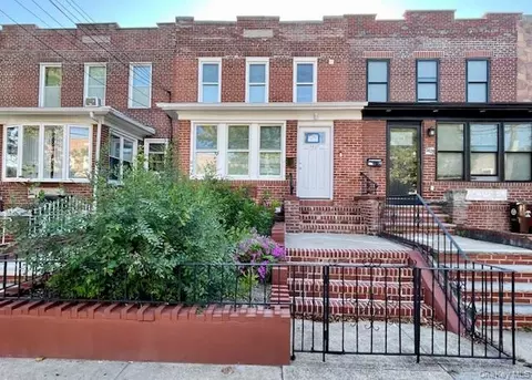 50-27 46th St, New York, NY 11377