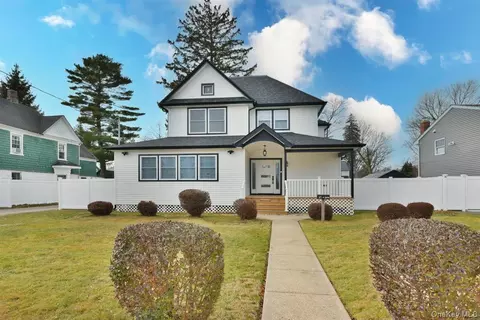 115 N Bergen Pl, Freeport, NY 11520