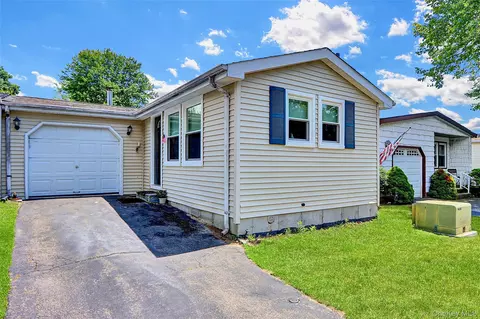 164 Village Cir W, Manorville, NY 11949