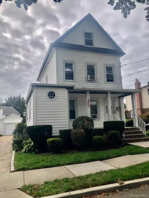 108 Elizabeth St, Floral Park, NY 11001