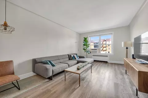 35-24 72nd St #5G, Jackson Heights, NY 11372