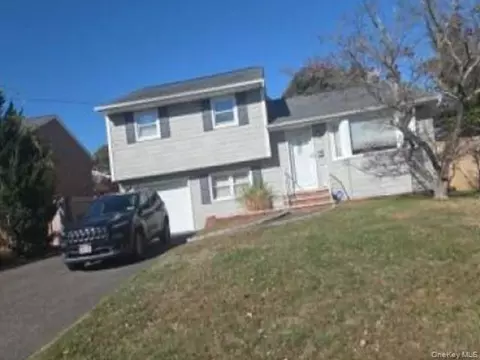 113 Wilherm Ln, West Islip, NY 11795