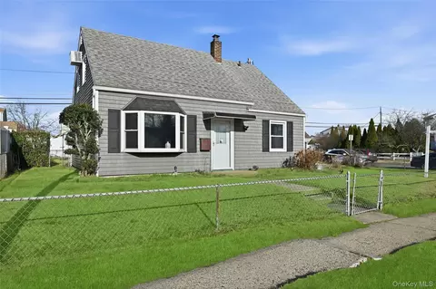 3037 N Jerusalem Rd, Levittown, NY 11756