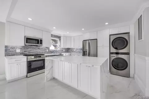 41 Perry St, Hempstead, NY 11550