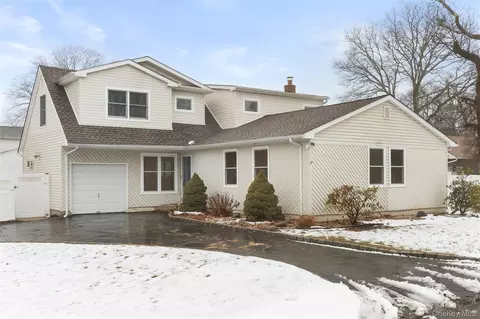 339 Halbert Dr, Holbrook, NY 11741