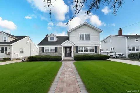 105 Dow Ave, North Hempstead, NY 11501