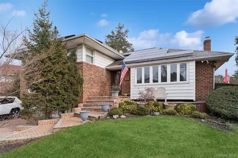 616 Duke St, North Hempstead, NY 11590