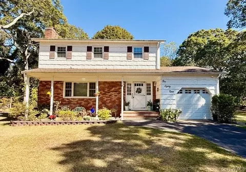 189 Beaver Dr, Mastic Beach, NY 11951