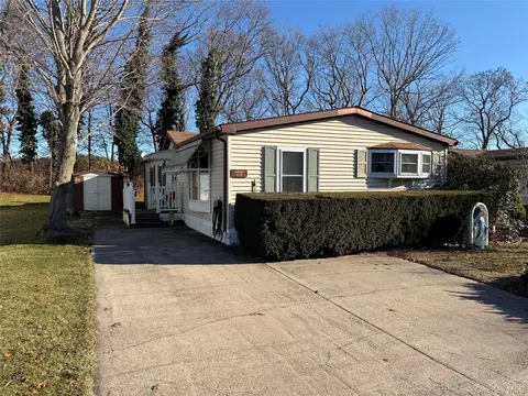 1800 Osborn Ave #27E, Riverhead, NY 11901
