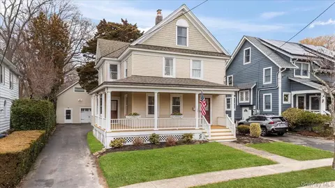 37 Central St, Huntington, NY 11743