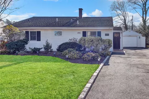 20 Collins Rd, Glen Cove, NY 11542