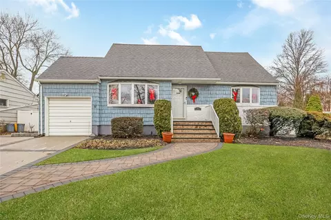 10 Roxbury St, Farmingdale, NY 11735