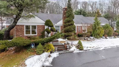 33 Fleets Cove Rd, Huntington, NY 11743