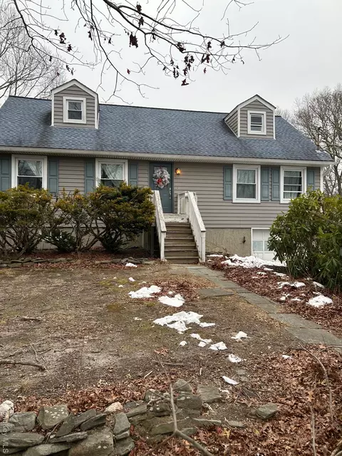 572 Puritan Dr, Shirley, NY 11967