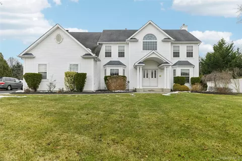 39 Island Trl, Mount Sinai, NY 11766