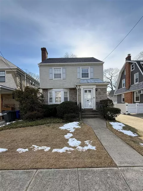 32 Manor Rd, Lynbrook, NY 11563
