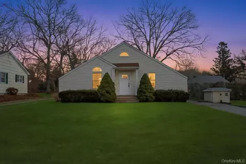 160 Oak St, Mattituck, NY 11952