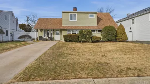 35 Twin Ln N, Wantagh, NY 11793